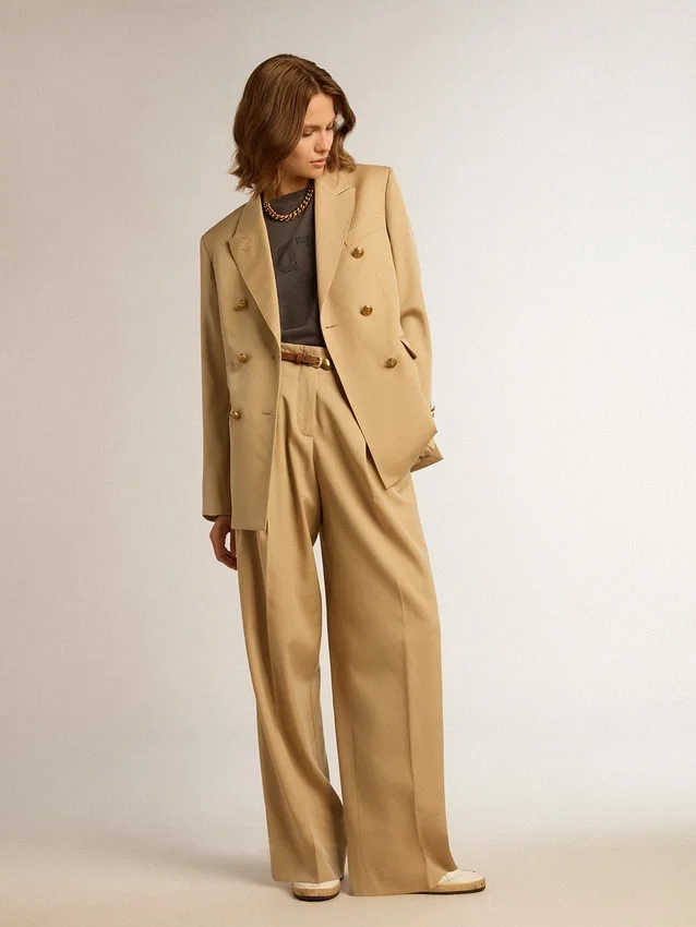 Doppelreihiger Damen-Blazer in Sand mit goldenen Wappenknöpfen