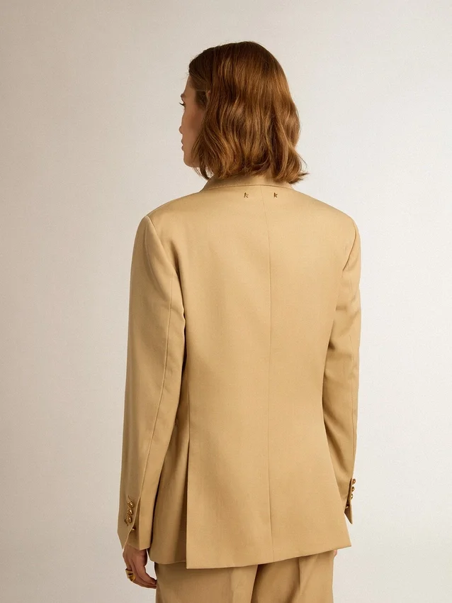Doppelreihiger Damen-Blazer in Sand mit goldenen Wappenknöpfen