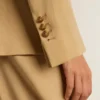 Doppelreihiger Damen-Blazer in Sand mit goldenen Wappenknöpfen