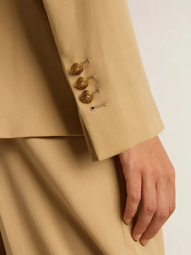 Doppelreihiger Damen-Blazer in Sand mit goldenen Wappenknöpfen