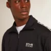 Dunkelblaues Sweatshirt mit weissem Streifen und kontrastierenden blauen Sternen