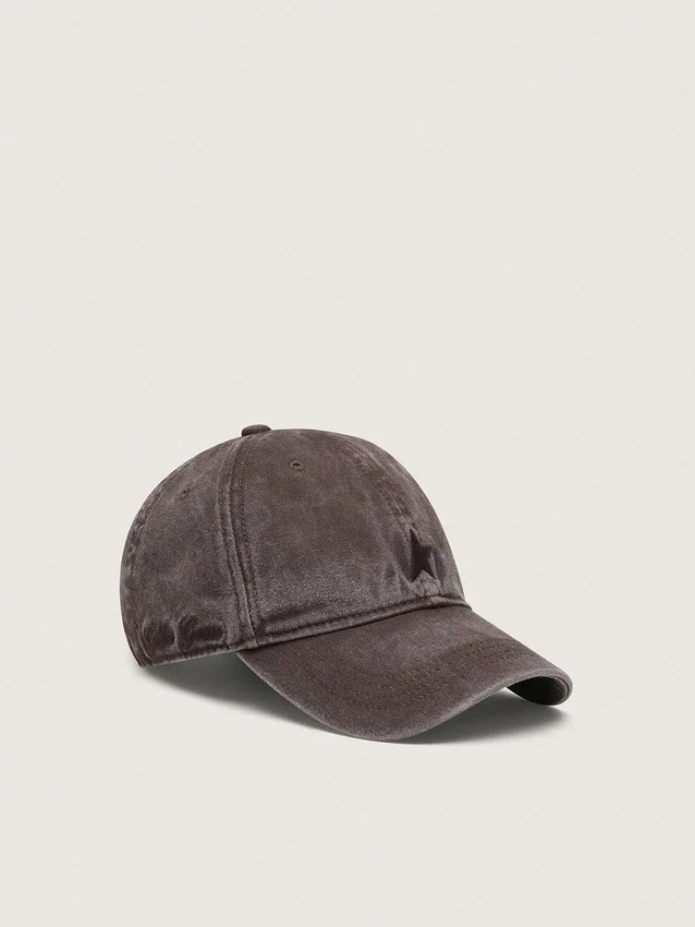 Dunkelbraune Baseballkappe mit Ton-in-Ton gesticktem Stern