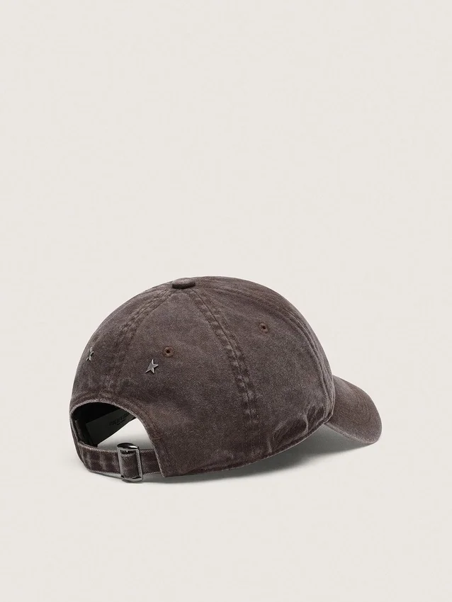Dunkelbraune Baseballkappe mit Ton-in-Ton gesticktem Stern