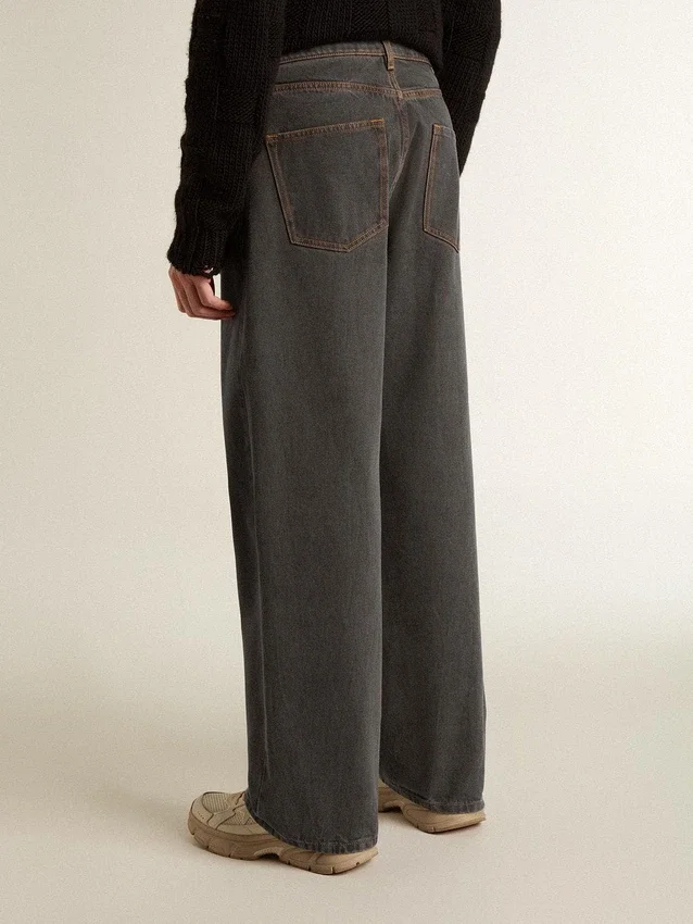 Dunkelgraue Herrenjeans aus Denim mit Twist-Crease-Waschung