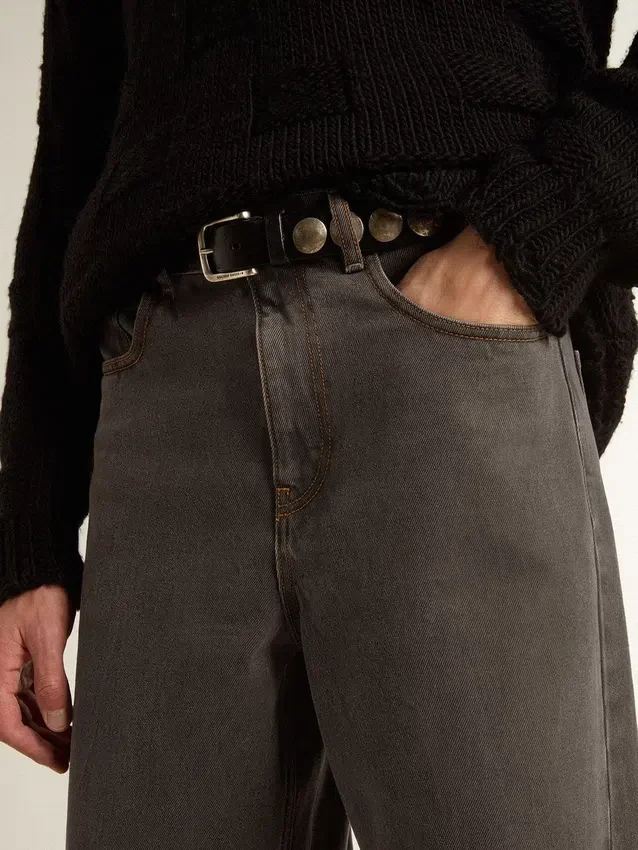 Dunkelgraue Herrenjeans aus Denim mit Twist-Crease-Waschung