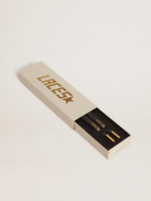 Dunkelgraue Lurex-Schnürsenkel mit kontrastierendem goldenem Logo