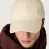 Ecrufarbene Baseballkappe mit Ton-in-Ton gesticktem Stern