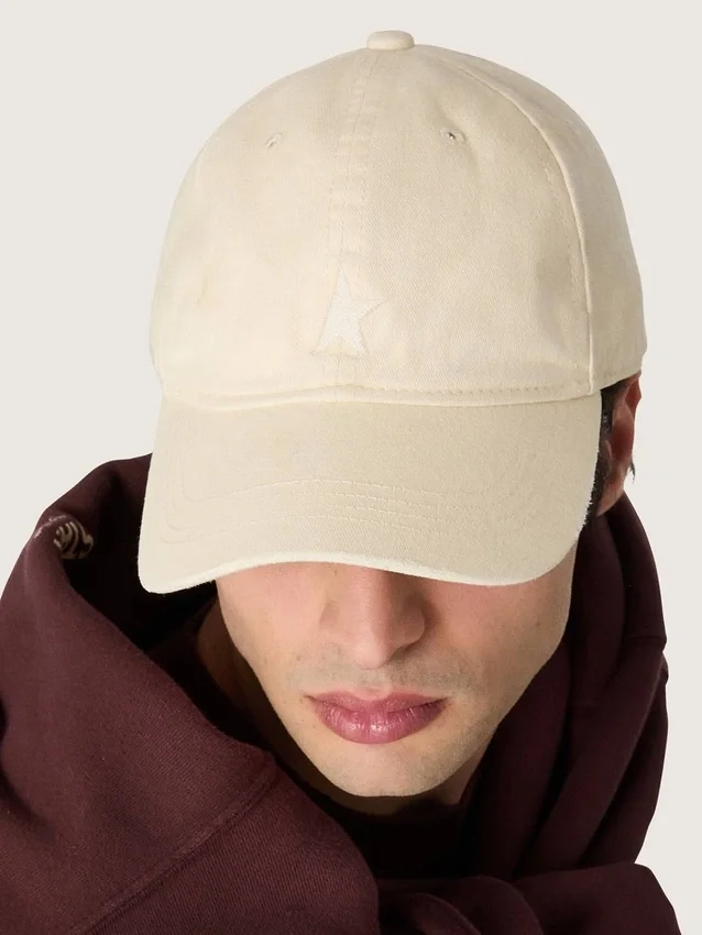 Ecrufarbene Baseballkappe mit Ton-in-Ton gesticktem Stern