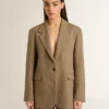 Einreihiger Damen-Blazer in sandfarbenem Fischgrätenmuster