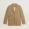 Einreihiger Herren-Blazer aus einer sandfarbenen Leinenmischung mit Chevron-Muster.