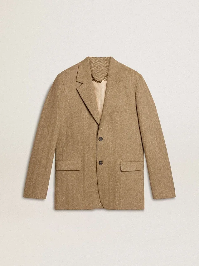 Einreihiger Herren-Blazer aus einer sandfarbenen Leinenmischung mit Chevron-Muster.