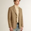 Einreihiger Herren-Blazer aus einer sandfarbenen Leinenmischung mit Chevron-Muster.