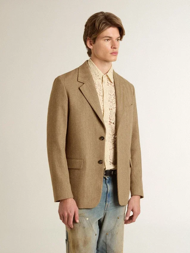 Einreihiger Herren-Blazer aus einer sandfarbenen Leinenmischung mit Chevron-Muster.