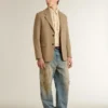 Einreihiger Herren-Blazer aus einer sandfarbenen Leinenmischung mit Chevron-Muster.