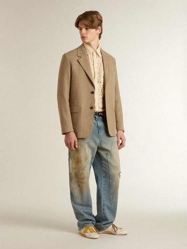 Einreihiger Herren-Blazer aus einer sandfarbenen Leinenmischung mit Chevron-Muster.