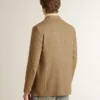 Einreihiger Herren-Blazer aus einer sandfarbenen Leinenmischung mit Chevron-Muster.