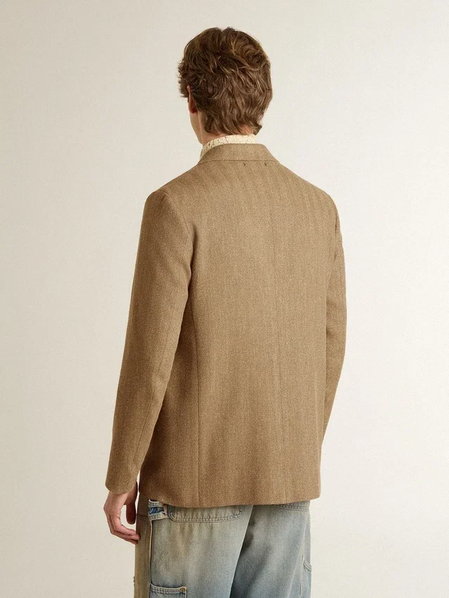 Einreihiger Herren-Blazer aus einer sandfarbenen Leinenmischung mit Chevron-Muster.