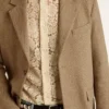Einreihiger Herren-Blazer aus einer sandfarbenen Leinenmischung mit Chevron-Muster.