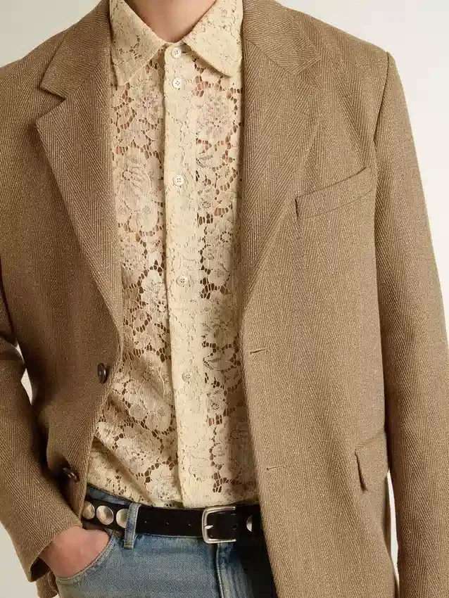Einreihiger Herren-Blazer aus einer sandfarbenen Leinenmischung mit Chevron-Muster.