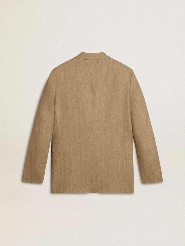 Einreihiger Herren-Blazer aus einer sandfarbenen Leinenmischung mit Chevron-Muster.