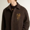 Einreihiger «Journey»-Herrenmantel aus knitterfreier Wollmischung mit Blumenanstecknadel
