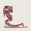 Flache Damensandalen mit burgunderrotem Paisley-Muster und Schmuckdetail