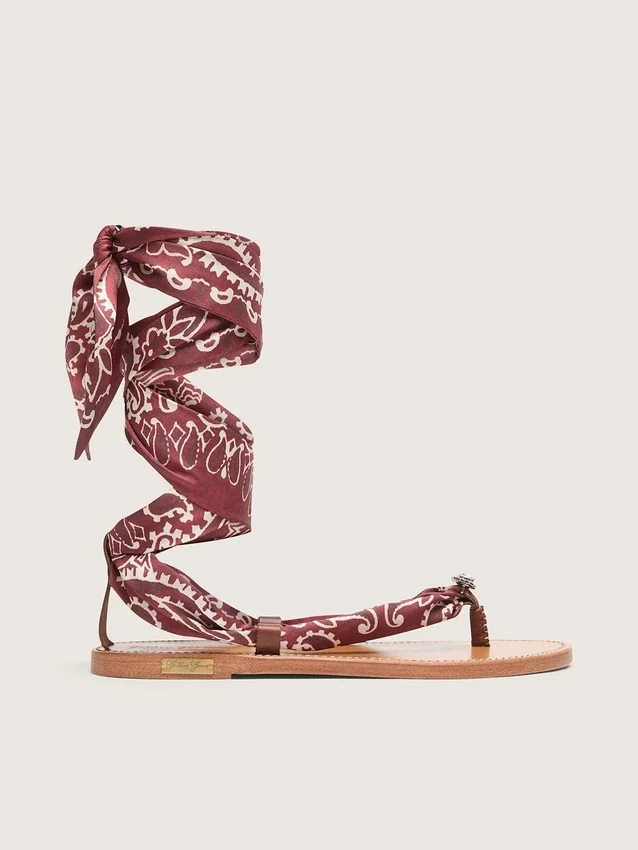 Flache Damensandalen mit burgunderrotem Paisley-Muster und Schmuckdetail