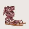 Flache Damensandalen mit burgunderrotem Paisley-Muster und Schmuckdetail