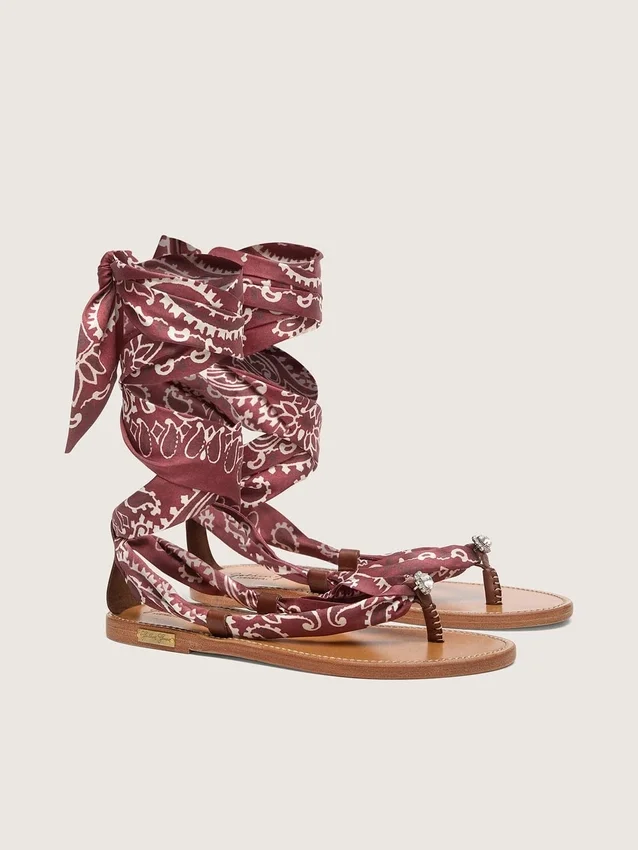 Flache Damensandalen mit burgunderrotem Paisley-Muster und Schmuckdetail