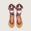 Flache Damensandalen mit burgunderrotem Paisley-Muster und Schmuckdetail