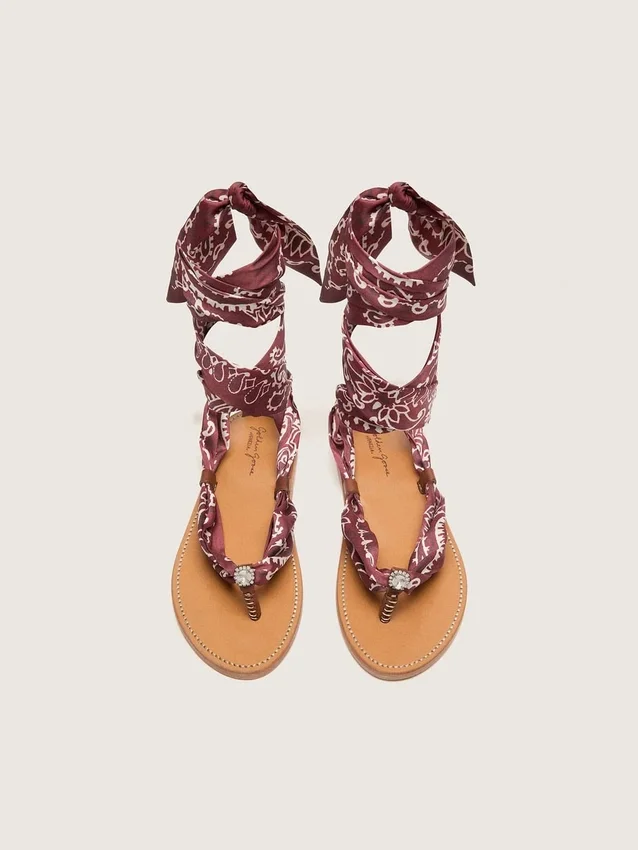 Flache Damensandalen mit burgunderrotem Paisley-Muster und Schmuckdetail