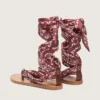 Flache Damensandalen mit burgunderrotem Paisley-Muster und Schmuckdetail