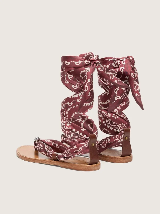 Flache Damensandalen mit burgunderrotem Paisley-Muster und Schmuckdetail