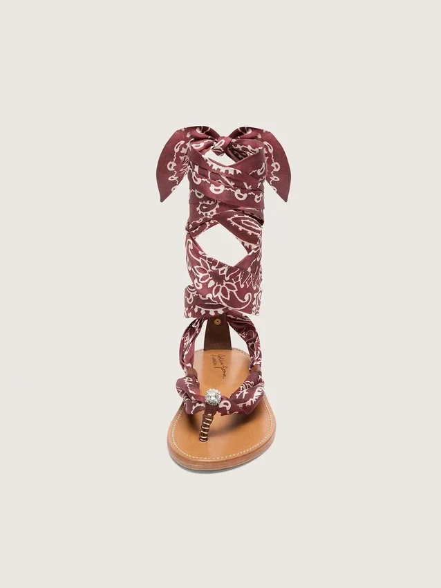 Flache Damensandalen mit burgunderrotem Paisley-Muster und Schmuckdetail