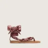 Flache Damensandalen mit burgunderrotem Paisley-Muster und Schmuckdetail
