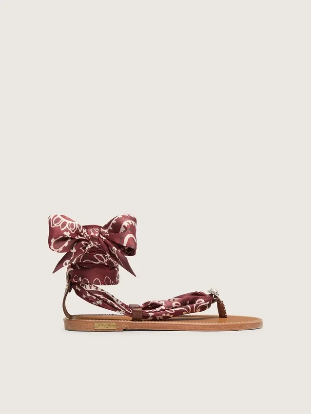 Flache Damensandalen mit burgunderrotem Paisley-Muster und Schmuckdetail