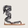Flache Damensandalen mit dunkelblauem Paisley-Muster und Schmuckdetail
