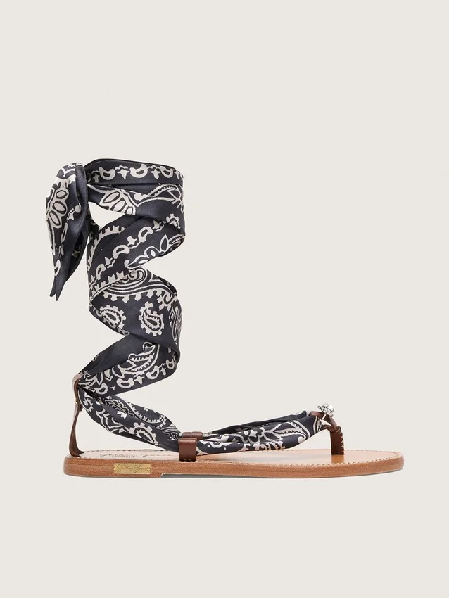 Flache Damensandalen mit dunkelblauem Paisley-Muster und Schmuckdetail
