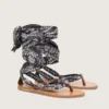 Flache Damensandalen mit dunkelblauem Paisley-Muster und Schmuckdetail