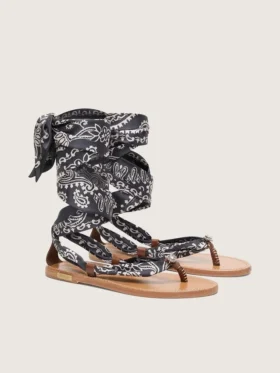 Flache Damensandalen mit dunkelblauem Paisley-Muster und Schmuckdetail