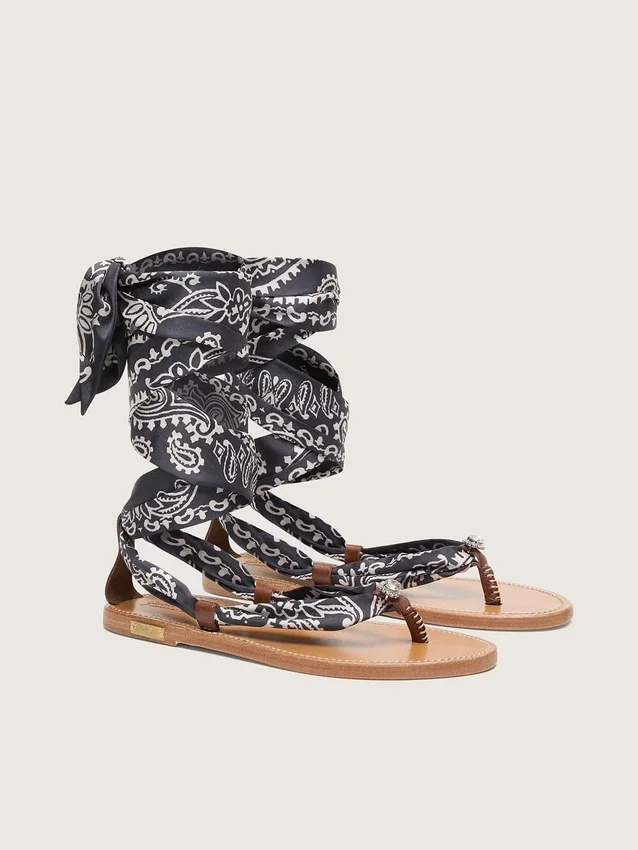 Flache Damensandalen mit dunkelblauem Paisley-Muster und Schmuckdetail