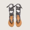 Flache Damensandalen mit dunkelblauem Paisley-Muster und Schmuckdetail