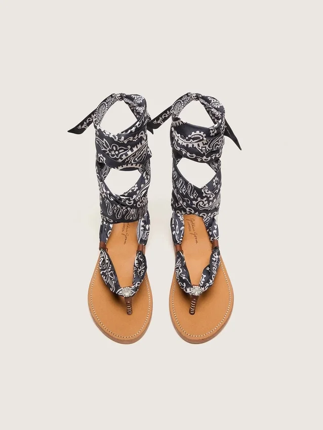 Flache Damensandalen mit dunkelblauem Paisley-Muster und Schmuckdetail