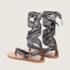 Flache Damensandalen mit dunkelblauem Paisley-Muster und Schmuckdetail