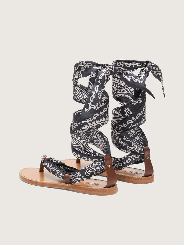 Flache Damensandalen mit dunkelblauem Paisley-Muster und Schmuckdetail