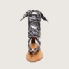 Flache Damensandalen mit dunkelblauem Paisley-Muster und Schmuckdetail