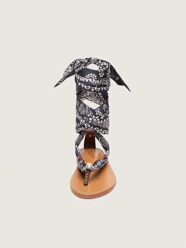 Flache Damensandalen mit dunkelblauem Paisley-Muster und Schmuckdetail