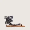 Flache Damensandalen mit dunkelblauem Paisley-Muster und Schmuckdetail