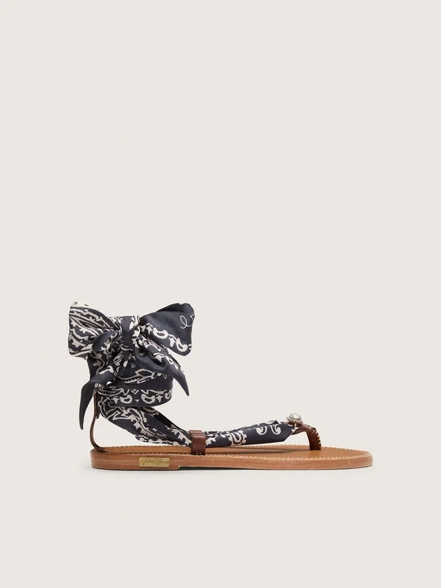 Flache Damensandalen mit dunkelblauem Paisley-Muster und Schmuckdetail