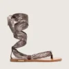 Flache Damensandalen mit grauem Paisley-Muster und Schmuckdetail